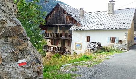 Le GR58 passe devant le gîte